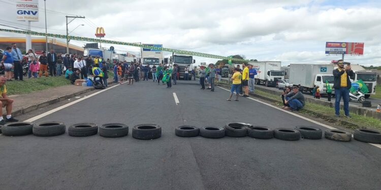Após as eleições, aconteceram bloqueios em várias estradas do país Foto: Arquivo/Hora Campinas