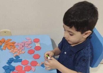 Criança manuseia as formas: possibilidade de aprender brincando Foto: Divulgação 