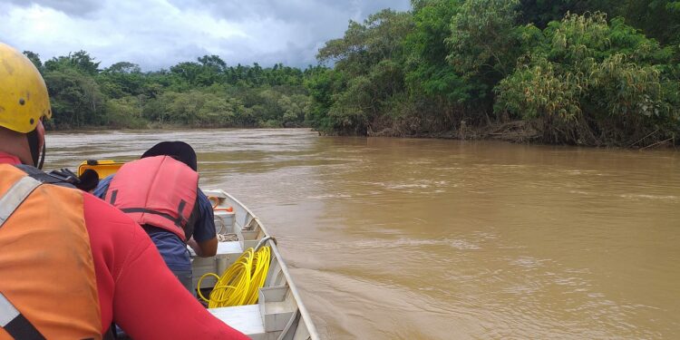 Equipes do Corpo de Bombeiros e voluntários se movimentam em botes pela extensão do rio Foto: Reprodução/Facebook