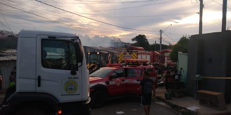Prefeitura auxilia famílias desabrigadas após incêndio no Recanto do Sol