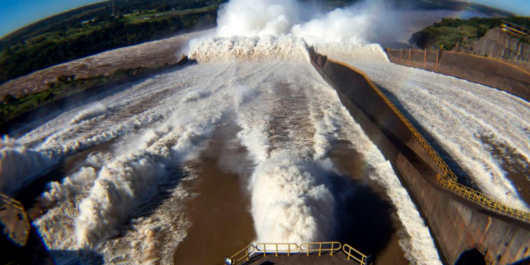 Com aumento das chuvas, usinas hidrelétricas abrem as comportas