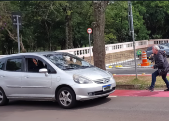 Manifestante vai em direção ao carro em frente à Escola de Cadetes: a motorista foi intimidada por grupo no meio da via. Foto: Hora Campinas