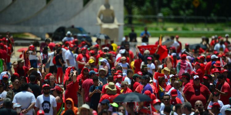 Multidão toma conta da Esplanada em Brasília para posse do novo governo