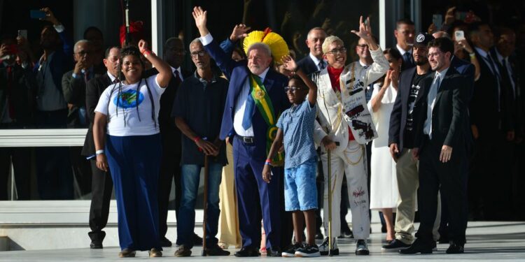 Grupo que representa a diversidade brasileira entrega faixa presidencial