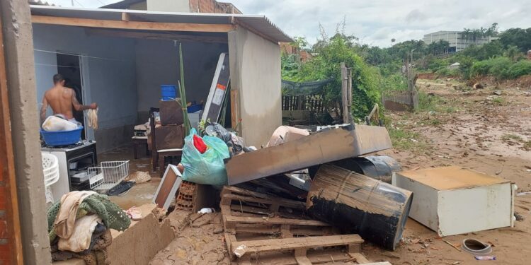 Destruição e muita sujeira para limpar: veja imagens e vídeo dos estragos da chuva
