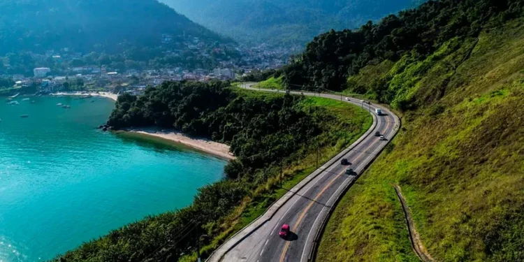 Estradas cortam o litoral brasileiro e revelam as belezas aos turistas. Fotos: Divulgação