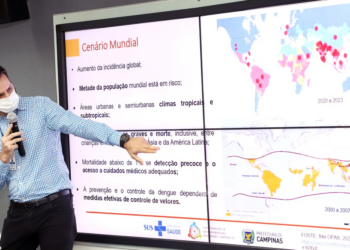 Fausto de Almeida Marinho Neto, Coordenador de Arboviroses, mostra crescimento de casos no mundo - Foto: Fernanda Sunega/Divulgação PMC