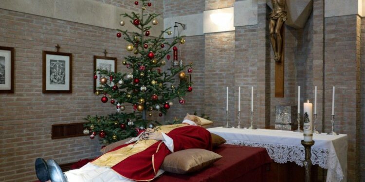 O corpo de Bento XVI encontra-se desde segunda-feira em uma câmara no interior da Basílica de São Pedro. Foto: Vatican News/Divulgação