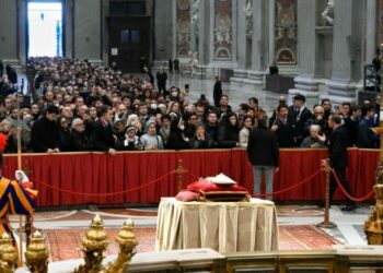 Católicos observam o corpo do papa emérito, que morreu no último dia 31 de dezembro Foto: Vatican News