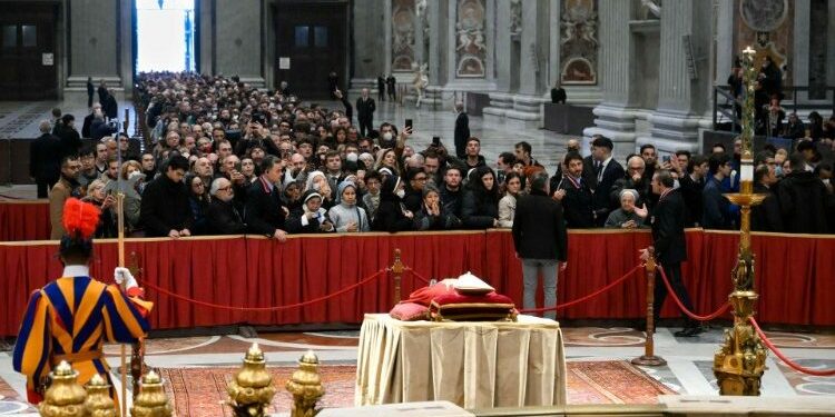 Católicos observam o corpo do papa emérito, que morreu no último dia 31 de dezembro Foto: Vatican News
