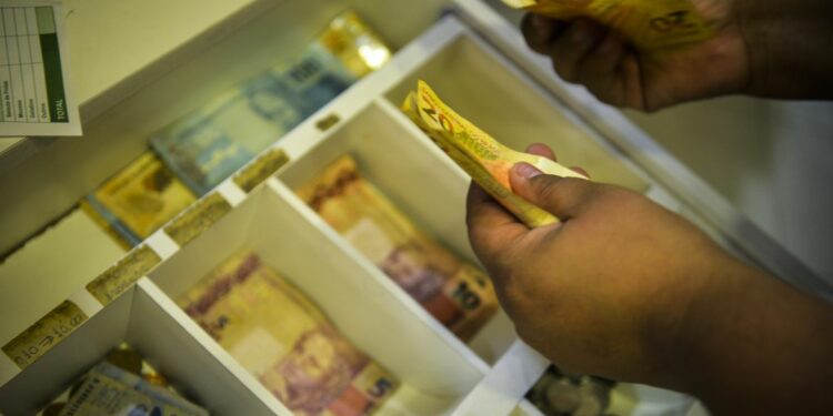 Os microempreendedores individuais recolhem 5% do salário mínimo por mês para o Instituto Nacional do Seguro Social (INSS) Foto: Marcello Casal Jr/Agência Brasil