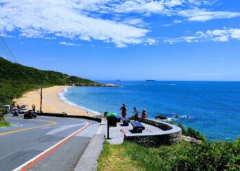 Praia em Santa Catarina: estudo aponta aumento da temperatura nas costas - Foto: Divulgação