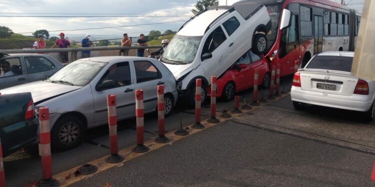 Acidente na John Boyd: imagens impressionantes mas motoristas sofreram apenas ferimentos leves - Foto: Reprodução/Facebook