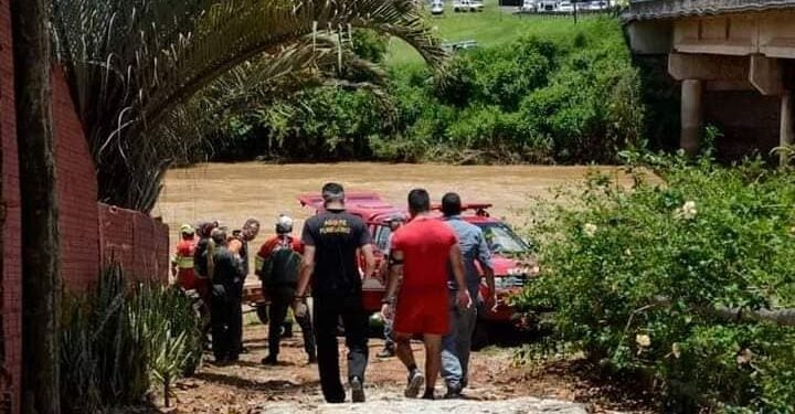 Bombeiros suspendem buscas por carro de jovem que caiu no Rio Mogi Guaçu