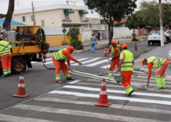 Equipe da Prefeitura trabalho no reforça da sinalização em cruzamento da cidade: vários bairros contemplados - Foto: Divulgação PMC