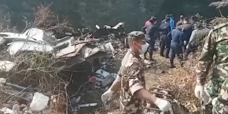 Caixas-pretas de avião que caiu no Nepal são recuperadas