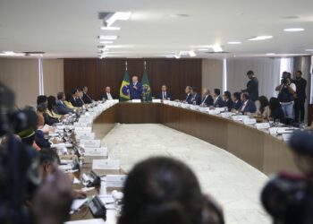 O presidente Luiz Inácio Lula da Silva coordena a primeira reunião ministerial de seu governo, no Palácio do Planalto. Foto: José Cruz/Agência Brasil