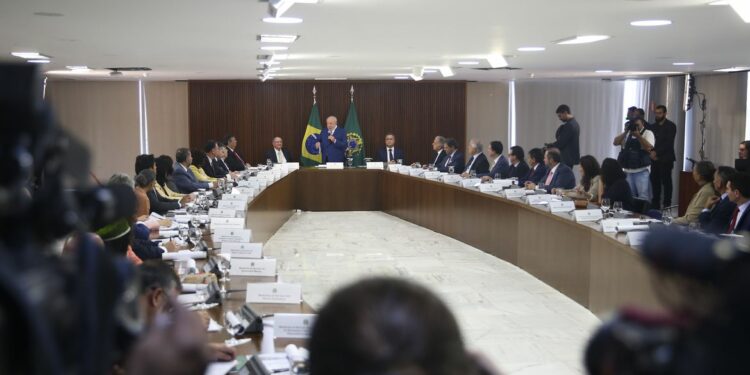O presidente Luiz Inácio Lula da Silva coordena a primeira reunião ministerial de seu governo, no Palácio do Planalto. Foto: José Cruz/Agência Brasil