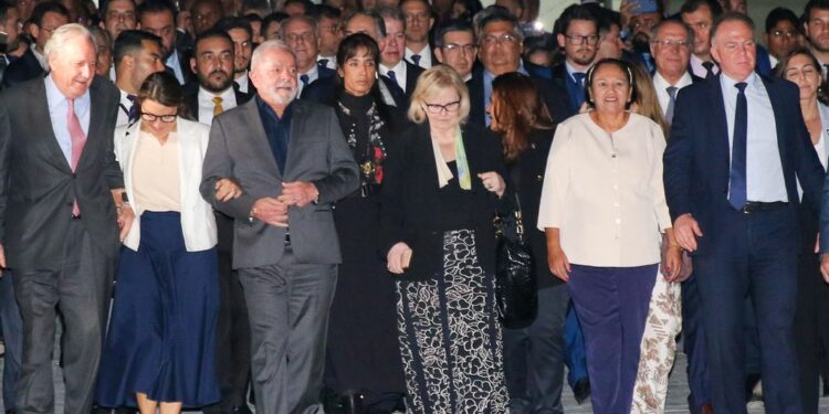Em ato simbólico contra o terror, Lula desceu a Rampa do Planalto ao lado de lideranças do País na última segunda-feira Foto: Fábio Rodrigues Pozzebom/Agência Brasil