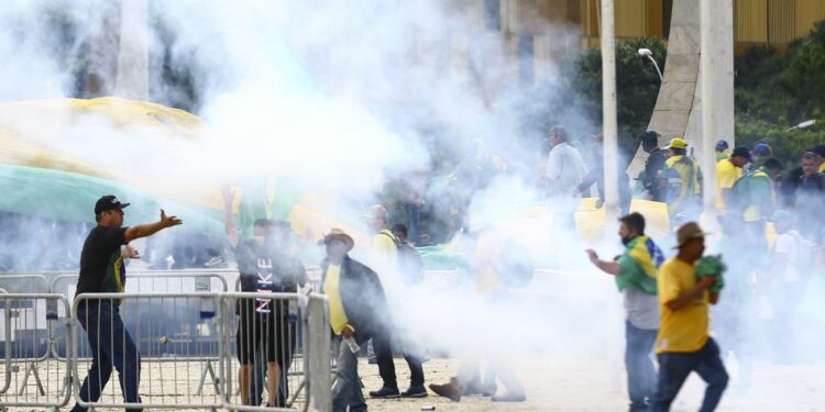 Manifestantes durante invasão do  Congresso Nacional, Supremo Tribunal Federal (STF) e Palácio do Planalto. - Foto: Marcelo Camargo/Agência Brasil