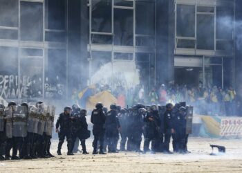 Praça dos Três Poderes envolta em fumaça de bombas de gás lacrimogêneo após ataque no dia 8 de janeiro -  Foto: Marcelo Camargo/Agência Brasil