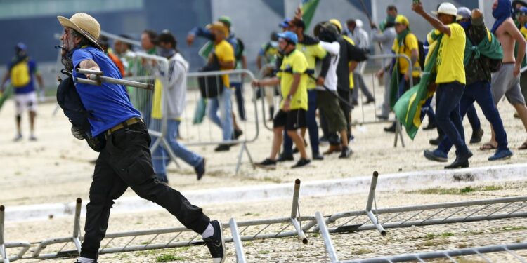 Depredação e arruaça: o cenário que restou do STF e do Planalto