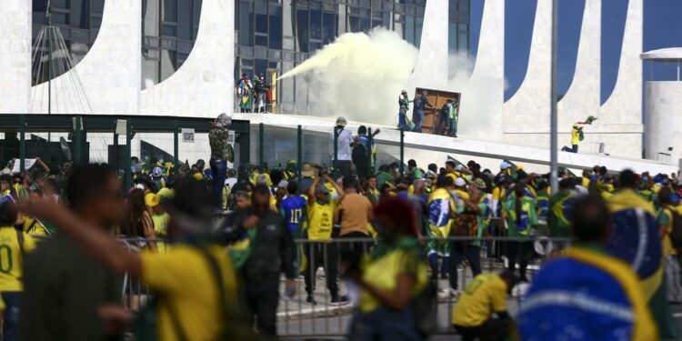 Manifestantes invadem Congresso, STF e Palácio do Planalto em ataque terrorista neste domingo (8): repúdio dentro e fora do Brasil Foto: Marcelo Camargo/Agência Brasil