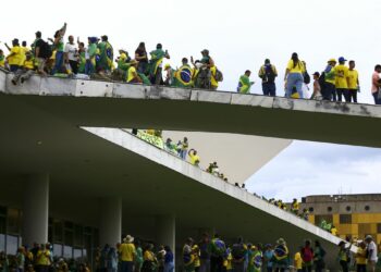 Vândalos circulam pela rampa do Palácio do Planalto após ataque terrorista à sede do poder federal Foto: Marcelo camargo/Agência Brasil