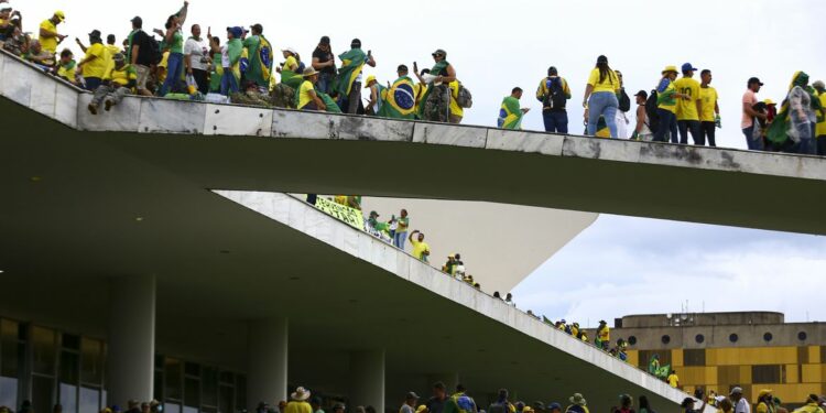 Vândalos circulam pela rampa do Palácio do Planalto após ataque terrorista à sede do poder federal Foto: Marcelo camargo/Agência Brasil