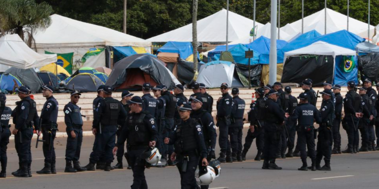 Presos em acampamento chegam a 1,2 mil no QG do Exército