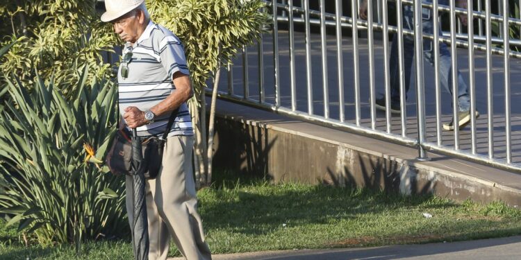Idoso caminha com dificuldade: ministro entende que limitações físicas trazem dificuldade para aposentados fazerem a prova de vida Foto: Marcelo Camargo/Agência Brasil