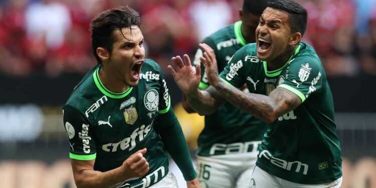 Raphael Veiga celebra com Dudu: jogo de sete gols Foto: Cesar Grecco/Palmeiras