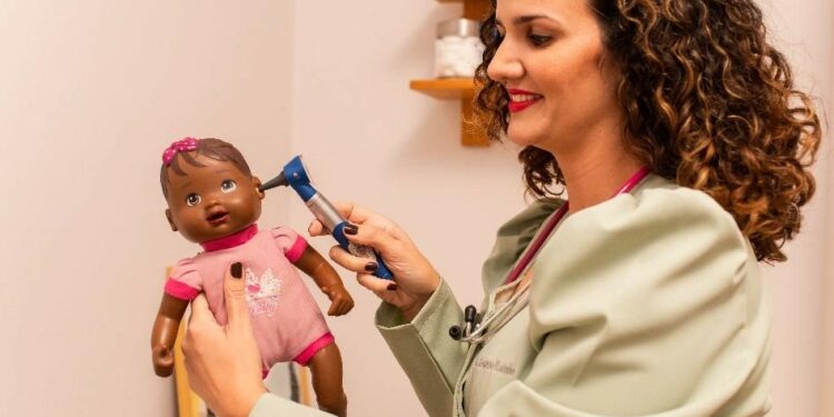 A pediatra de Campinas, Kesianne Marinho: objetivo do livro é encorajar as crianças e orientar mães e profissionais da saúde Foto: Divulgação