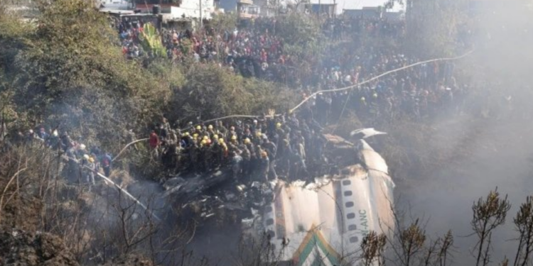 Avião com 72 pessoas cai no Nepal; pelo menos 68 morreram