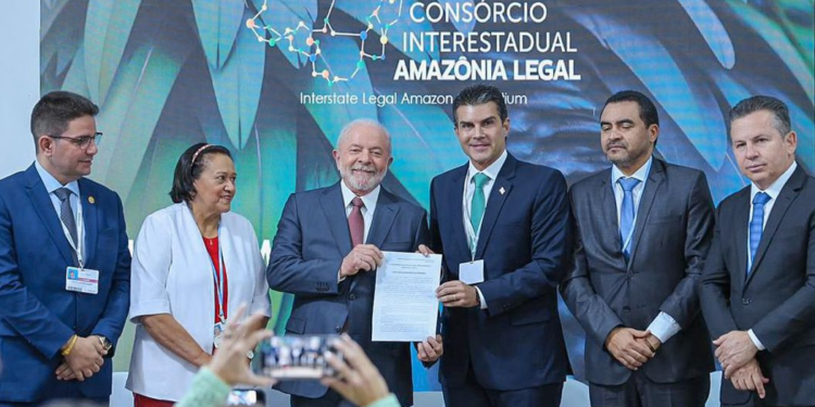 O presidente Luiz Inácio Lula da Silva  junto ao governador Helder Barbalho, do Pará: COP30 no Brasil - Foto: Ricardo Stuckert/Divulgação