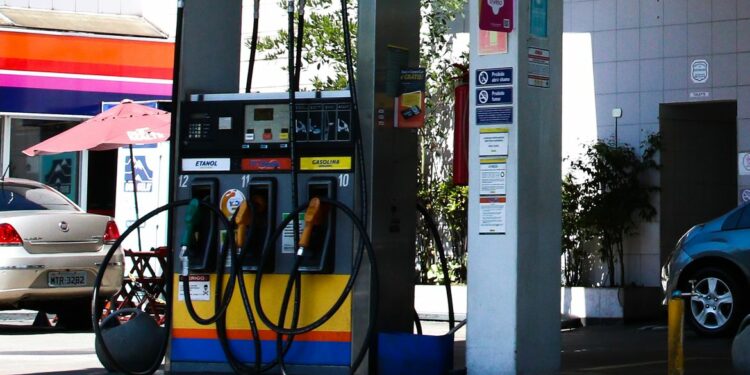 O aumento dos combustíveis também é alvo de investigação do Ministério da Justiça, que pediu explicações a entidades do setor. Foto: Rovena Rosa/Agência Brasil