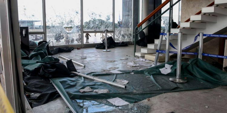 Polícia Federal finaliza perícia na sede do Supremo