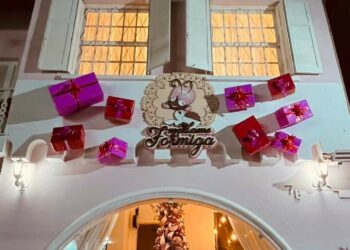 Foto postada no Instagram mostra pacotes que serviram como decoração de Natal na loja. Foto: Reprodução