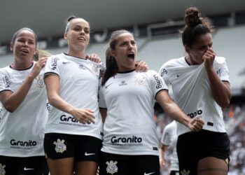 Corintianas celebram um dos gols: Millene anotou duas vezes na final da Supercopa Feminina Betano 2023 Foto: Adriano Fontes/CBF