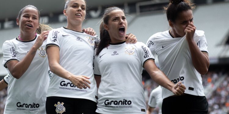 Corintianas celebram um dos gols: Millene anotou duas vezes na final da Supercopa Feminina Betano 2023 Foto: Adriano Fontes/CBF