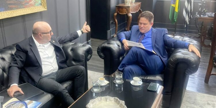 Dário Saadi em encontro com o o secretário-chefe da Casa Civil, Arthur Lima. Foto: Divulgação