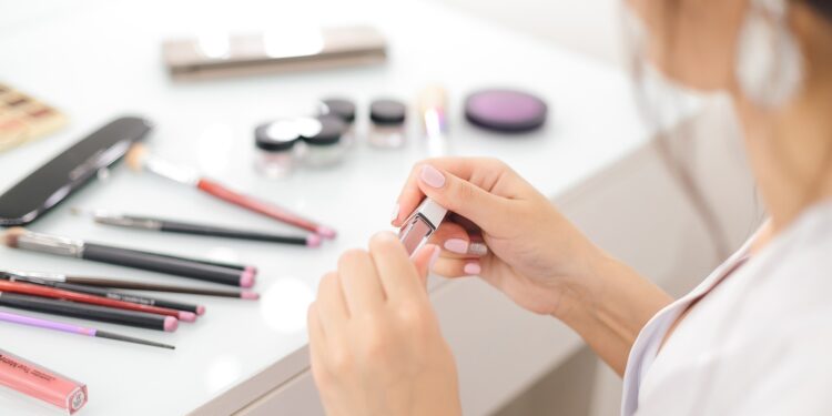 Autocuidado e ingredientes naturais sintéticos são tendências em cosméticos