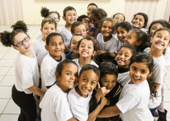 Crianças atendidas pelo Grupo Primavera, que receberá R$ 228.392,00 para serem destinados aos Projeto Aquarela. Foto: Divulgação