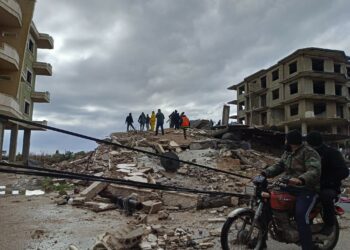 Parceiros humanitários da UE durante busca e salvamento em bairro destruído pelo terremoto na Turquia: região é atingida por novo tremor - Foto: ADRA/Fotos Públicas