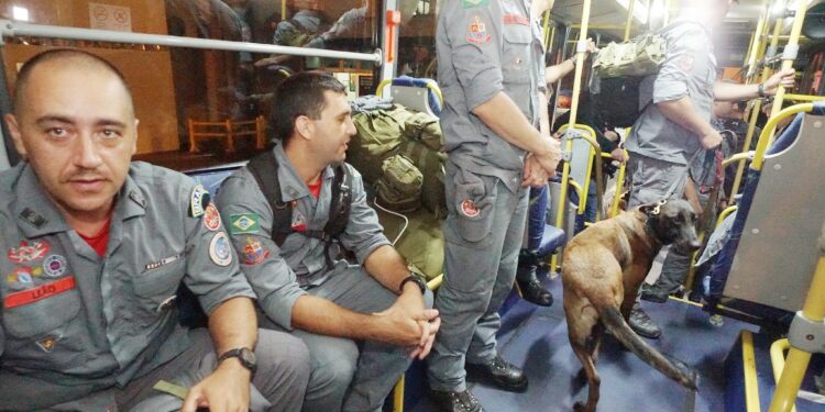 Policiais militares do Estado de São Paulo embarcam para a Turquia com objetivo de atuar no salvamento e resgate das vítimas do terremoto Foto: Rogério Cassimiro/Divulgação