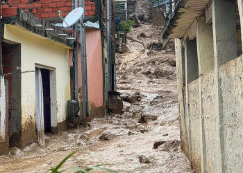 Ainda há áreas em São Sebastião em que os moradores estão isolados. Foto: Defesa Civil