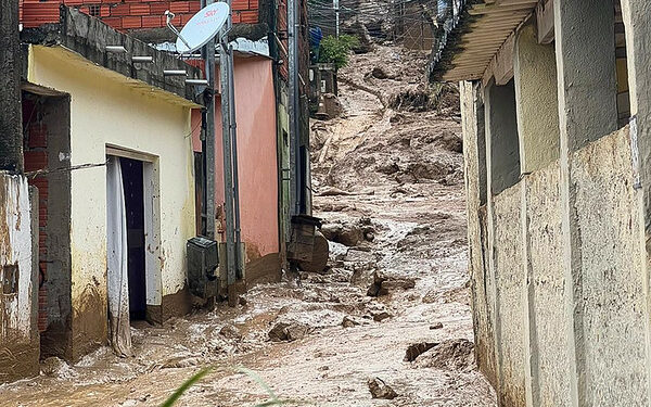 Ainda há áreas em São Sebastião em que os moradores estão isolados. Foto: Defesa Civil