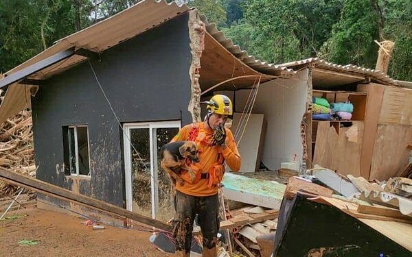 Sobe para 46 o número de mortos em tragédia no litoral paulista