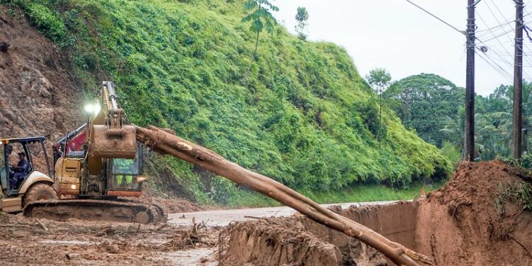 Operários trabalham na remoção de entrulho e lama da Rio-Santos no trecho entre Boiçucanga e Camburi. Foto: Sérgio Barzagui/ Governo do Estado de SP
