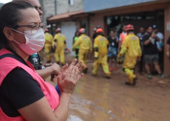 Várias frentes de trabalho atuam em apoio aos moradores da Vila Sahy, bairro mais atingido pelas fortes chuvas do último domingo. Foto: Thales Stadler/Governo do Estado de SP